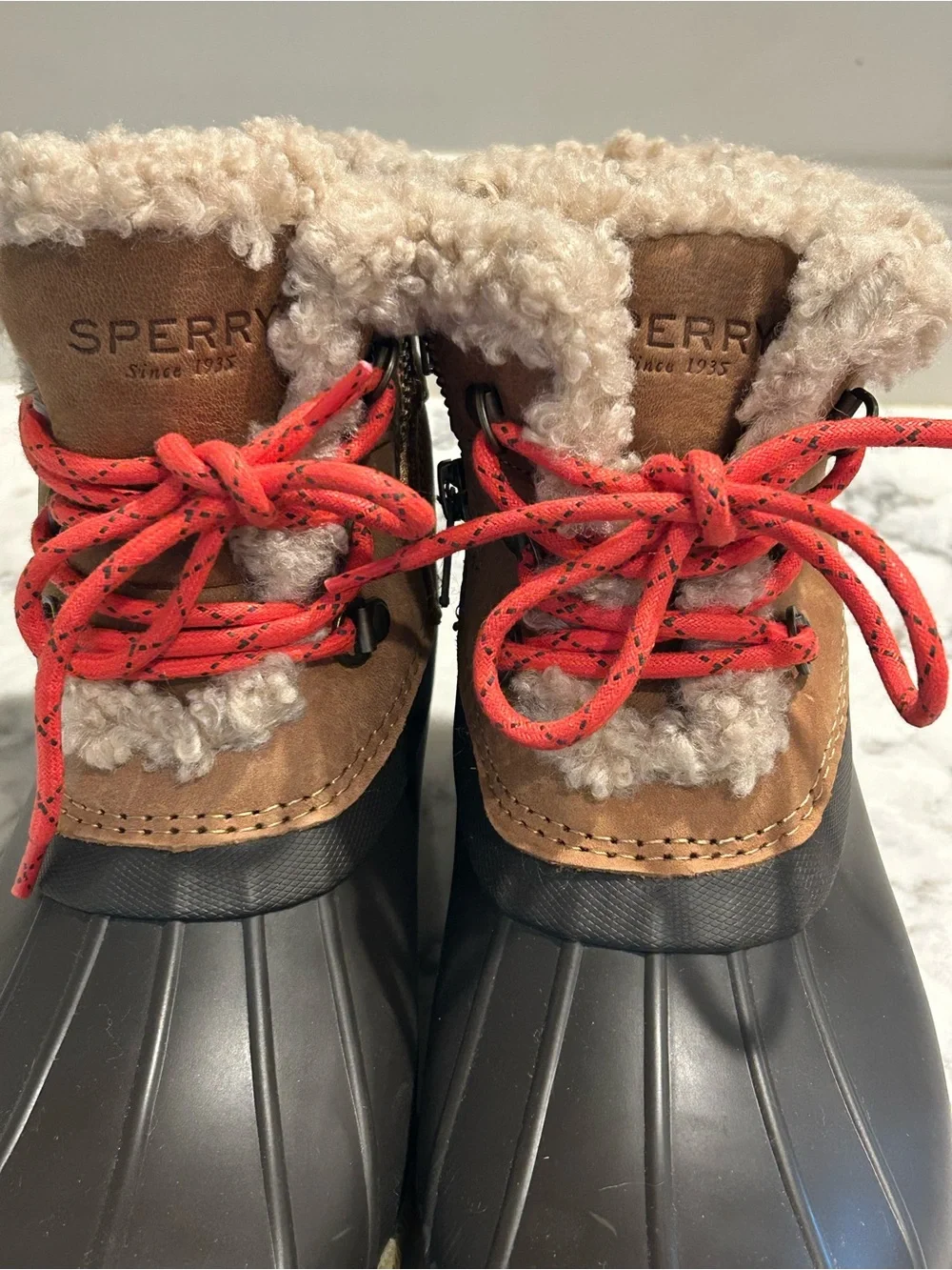 Sperry 9 Saltwater Alpine duck boots, leather, faux-fur lining, & red laces